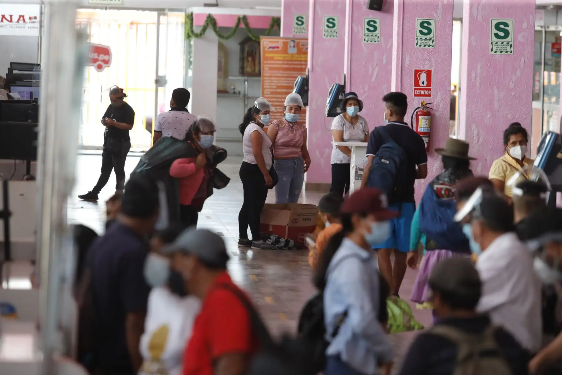 Esta es la situación que se registra en el terminal de Yerbateros tras el bloqueo de la Carretera Central.

Foto:ANDINA/Renato Pajuelo