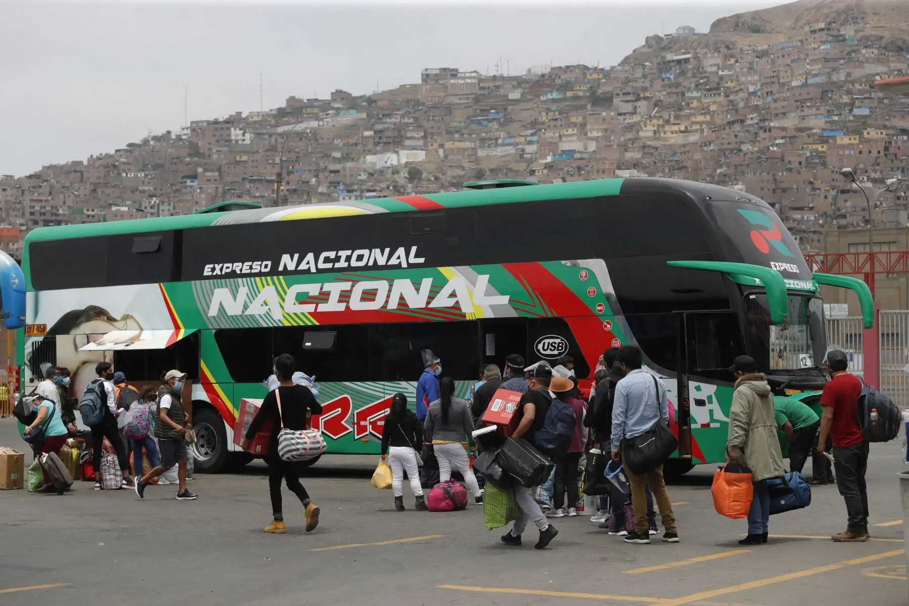 Esta es la situación que se registra en el terminal de Yerbateros tras el bloqueo de la Carretera Central.

Foto:ANDINA/Renato Pajuelo