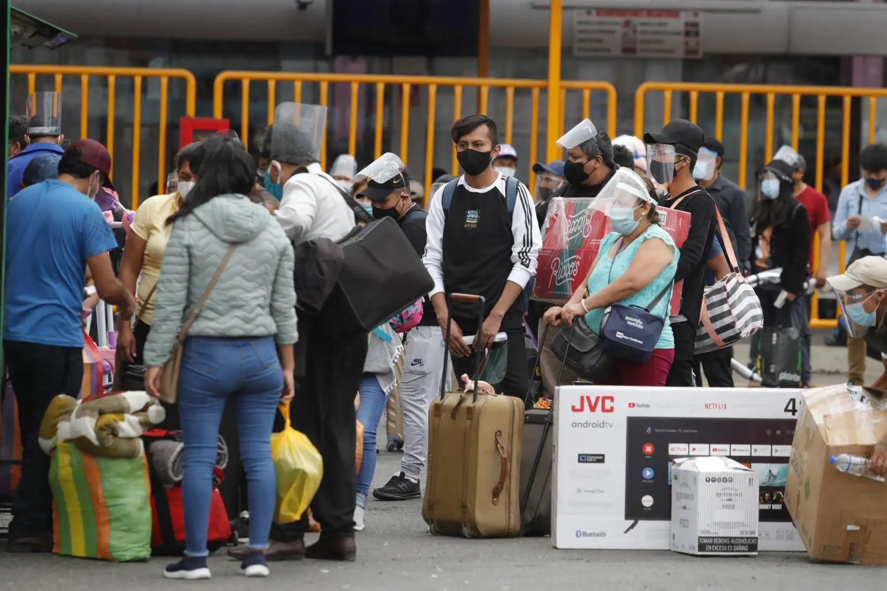 Esta es la situación que se registra en el terminal de Yerbateros tras el bloqueo de la Carretera Central.

Foto:ANDINA/Renato Pajuelo