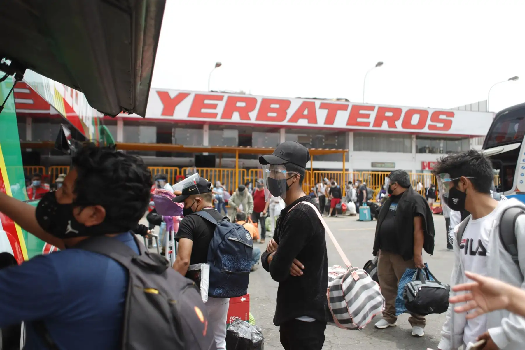 Esta es la situación que se registra en el terminal de Yerbateros tras el bloqueo de la Carretera Central.

Foto:ANDINA/Renato Pajuelo