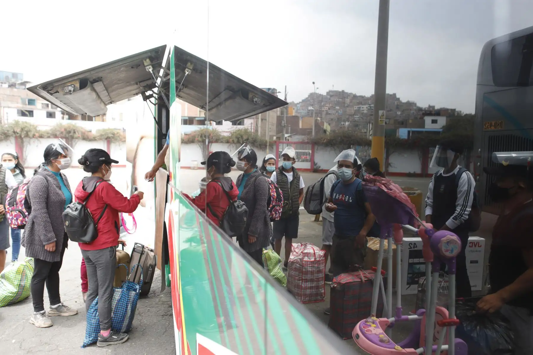 Esta es la situación que se registra en el terminal de Yerbateros tras el bloqueo de la Carretera Central.

Foto:ANDINA/Renato Pajuelo