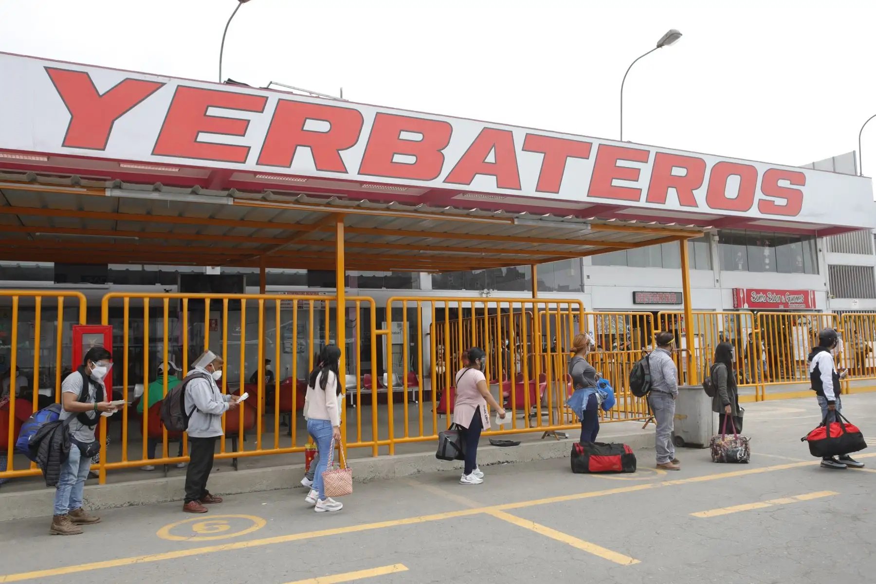 Esta es la situación que se registra en el terminal de Yerbateros tras el bloqueo de la Carretera Central.

Foto:ANDINA/Renato Pajuelo