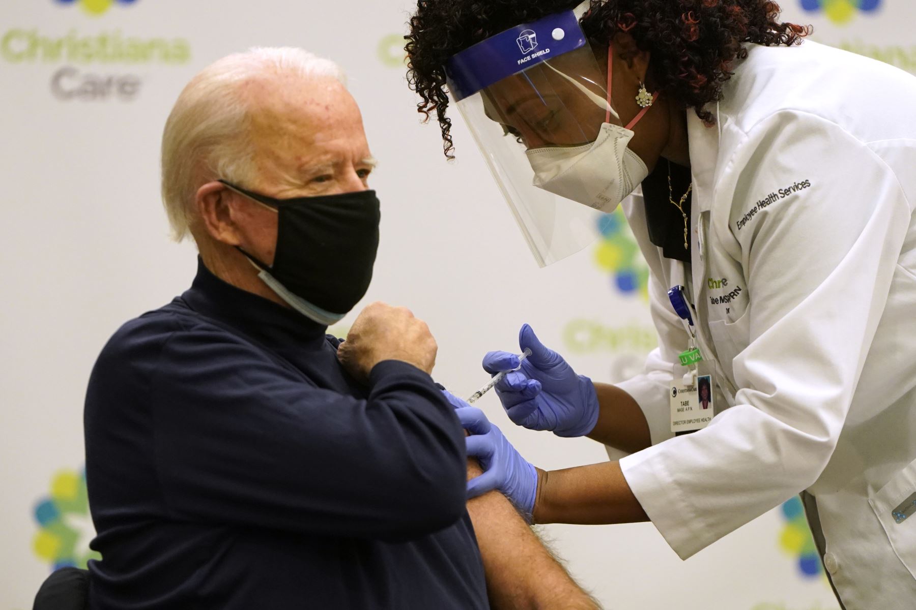 El presidente electo Joe Biden  recibe una vacuna covid -19 de la enfermera practicante Tabe Masa en el Christiana Care Hospital en Newark, Delaware.
Foto: AFP