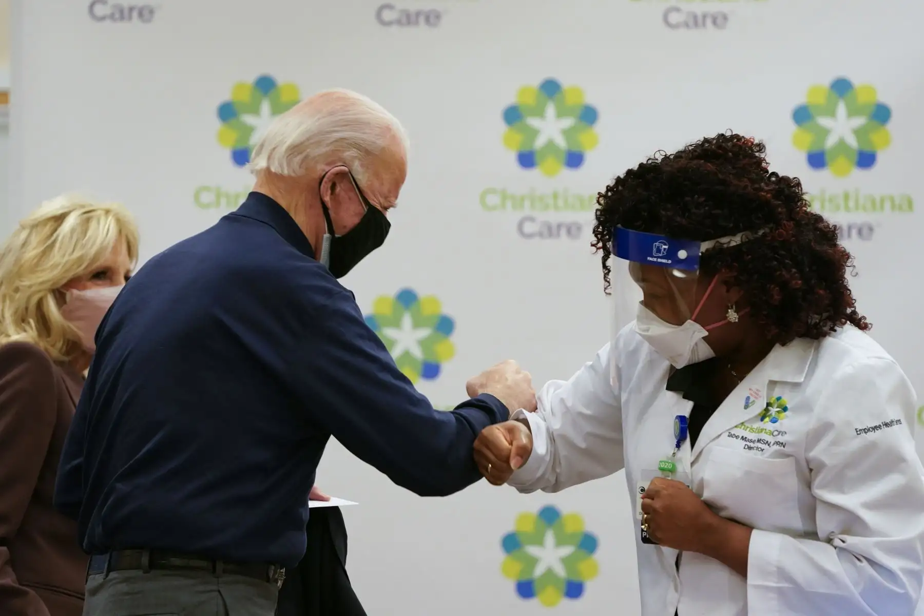 El presidente electo de EE. UU. Joe Biden, celebra con Tabe Masa, enfermera especializada y jefa de servicios de salud para empleados después de recibir una vacuna covid-19 en el campus de Christiana Care en Newark, Delaware.
Foto: AFP
