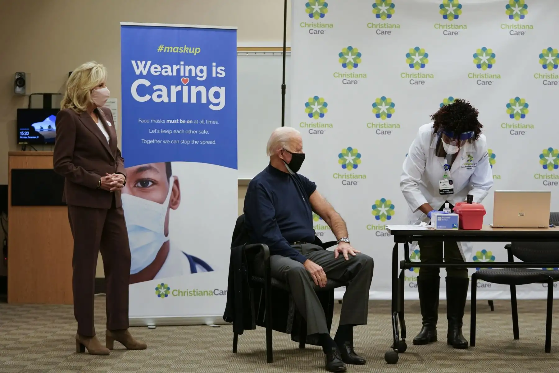 Joe Biden, espera recibir una vacuna contra covid-19 en el campus de Christiana Care en Newark, Delaware.
Foto: AFP
