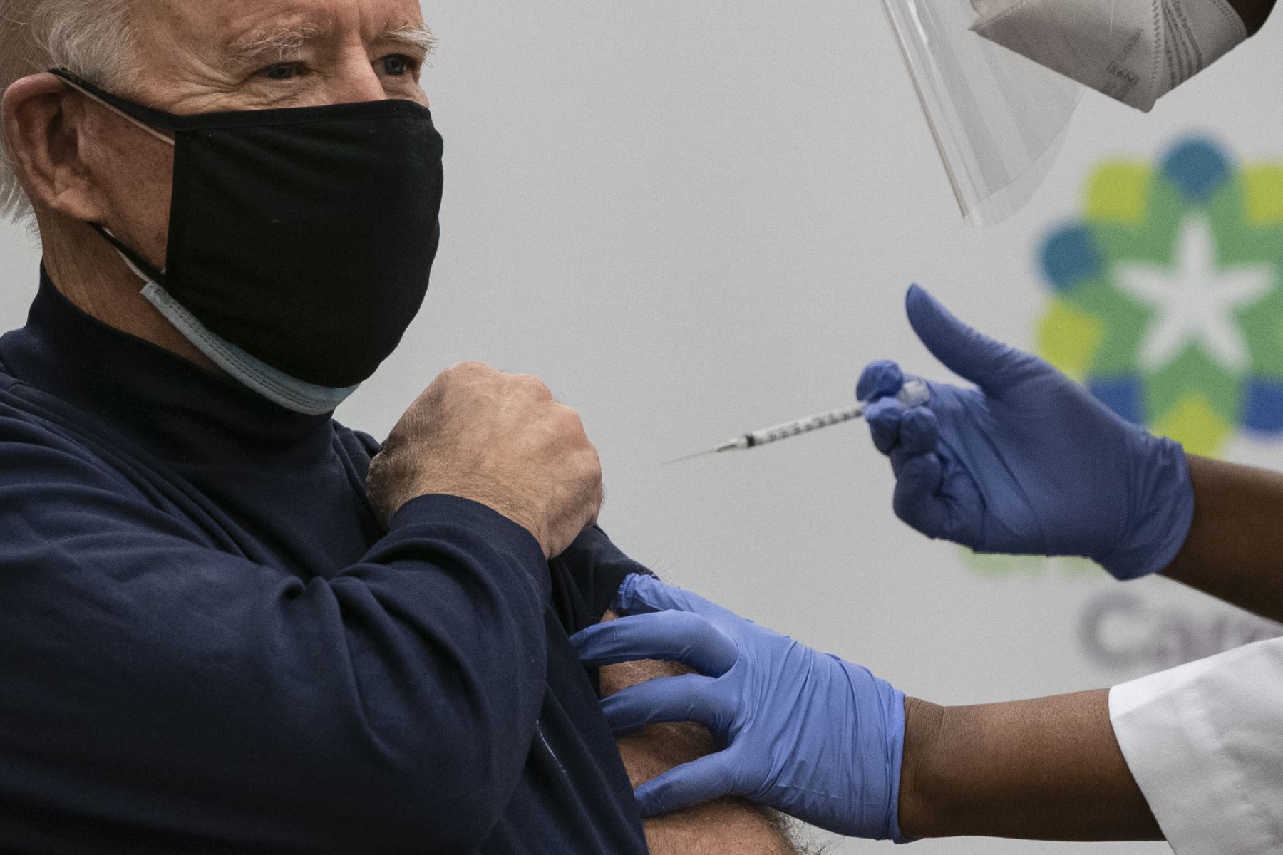 El presidente electo de EE. UU., Joe Biden, recibe la vacuna covid-19 de manos de Tabe Mase, enfermera especializada.
Foto: AFP