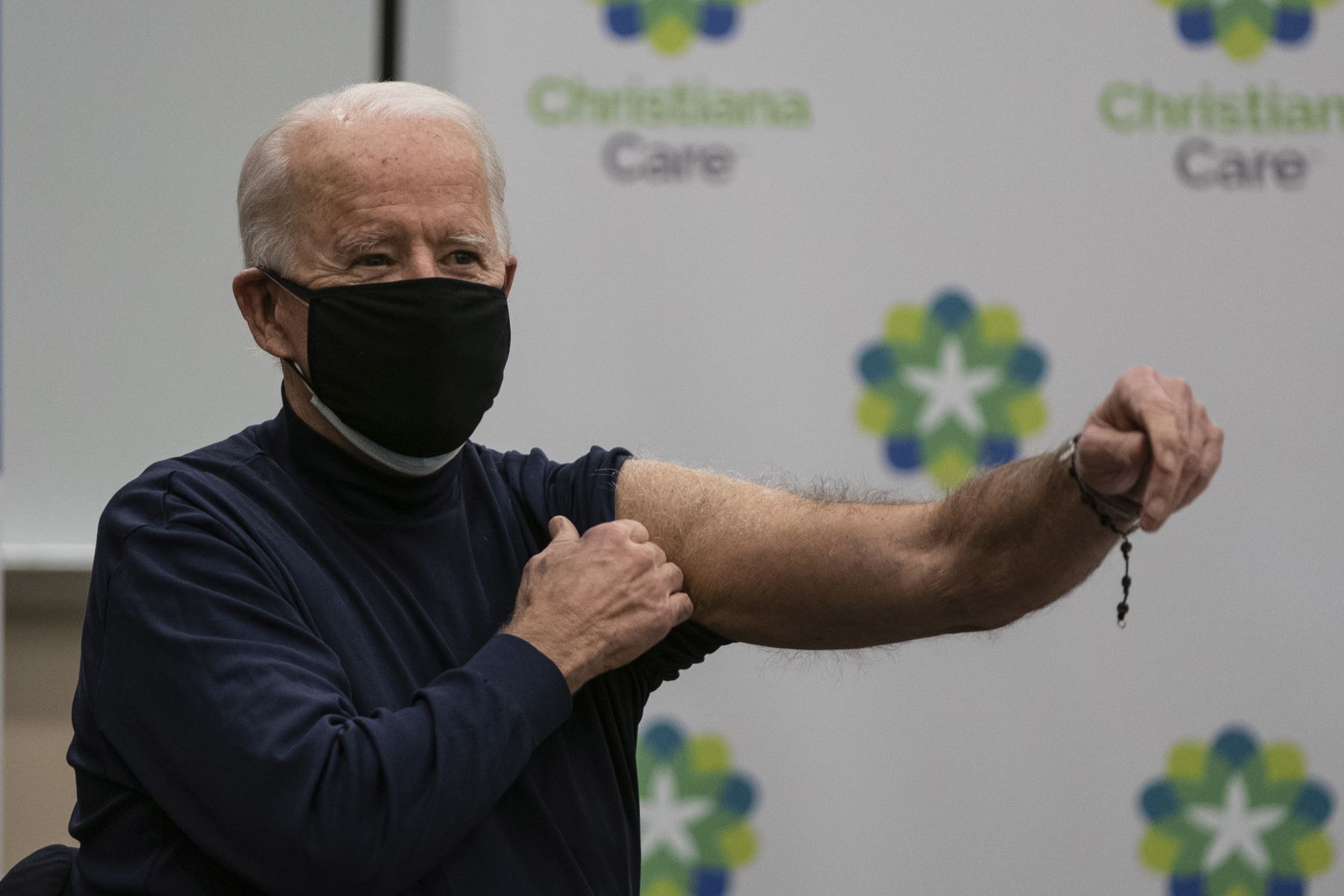 El presidente electo de EE. UU., Joe Biden, extiende su brazo después de recibir la vacuna Covid-19 en el campus de Christiana Care en Newark, Delaware.
Foto: AFP