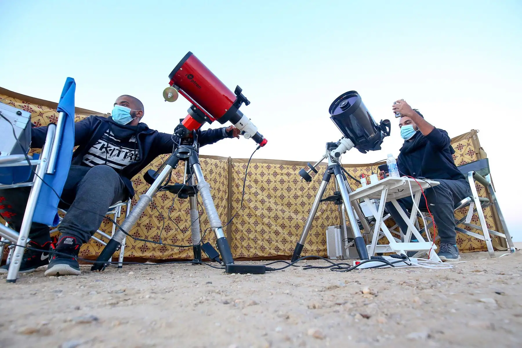 Los astrofotógrafos kuwaitíes Mohammad al-Obaidi  y Abdullah al-Harbi siguen la gran conjunción entre Júpiter y Saturno en el distrito de al-Salmi, una zona desértica a 120 kms al oeste de la ciudad de Kuwait.
Foto: AFP
