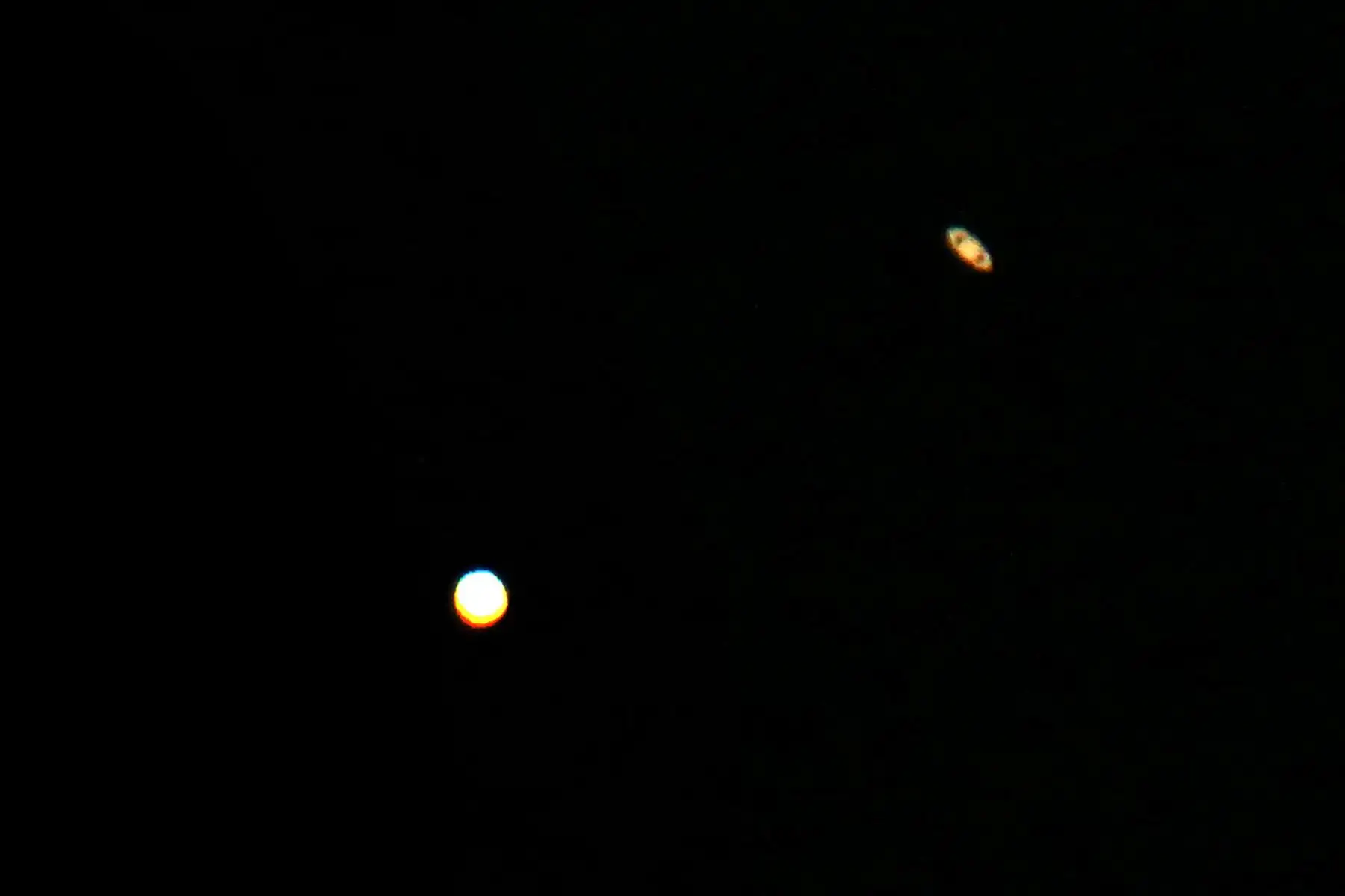Una fotografía tomada el 21 de diciembre de 2020, en el distrito de al-Salmi, una zona desértica a 120 kms al oeste de la ciudad de Kuwait, muestra la gran conjunción de Júpiter y Saturno.
Foto: AFP