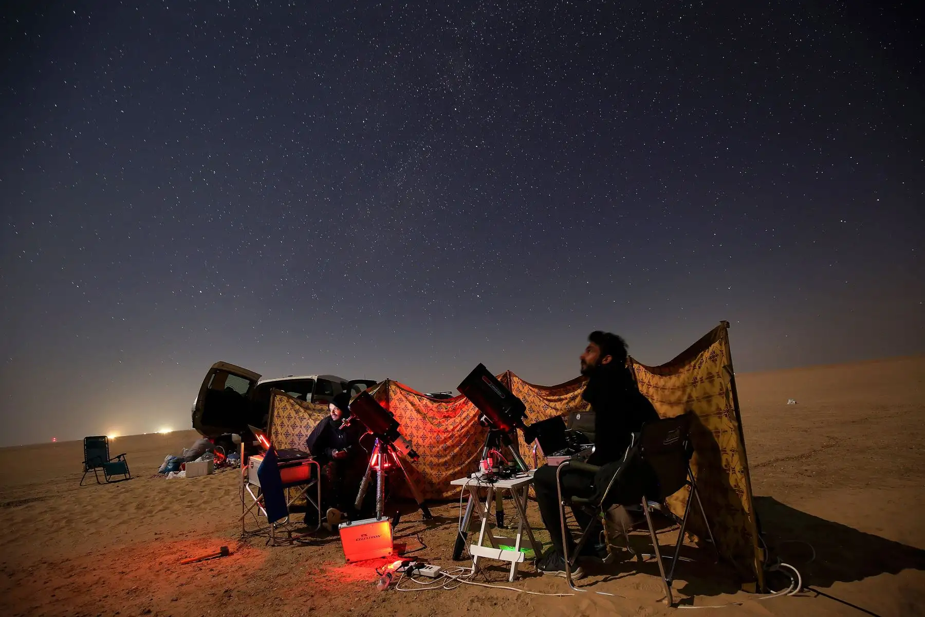 Los astrofotógrafos kuwaitíes siguen la gran conjunción entre Júpiter y Saturno en el distrito de al-Salmi, una zona desértica a 120 kms al oeste de la ciudad de Kuwait.
Foto: AFP
