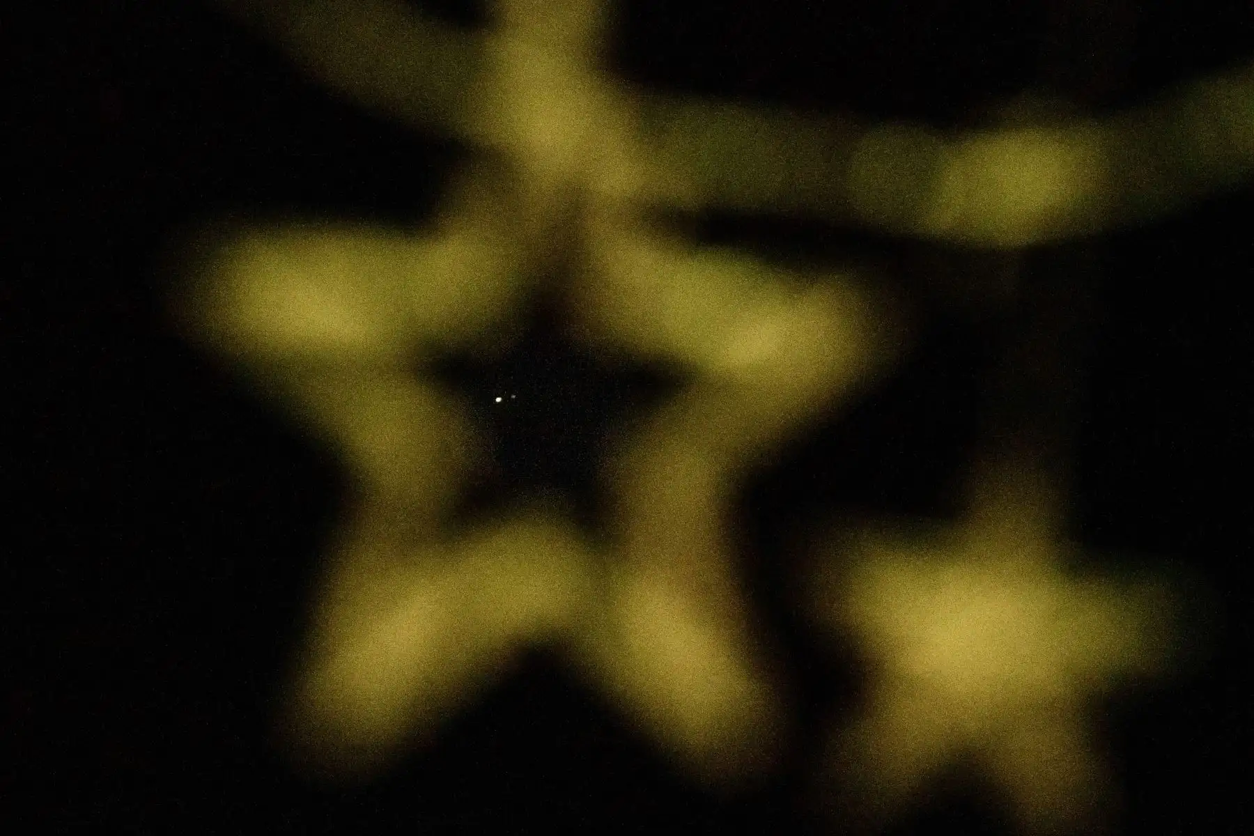 Una gran conjunción de los planetas Júpiter  y Saturno que se produce después de casi 400 años se ve detrás de las decoraciones navideñas en el cielo nocturno sobre la isla de Koh Lipe.
Foto: AFP
