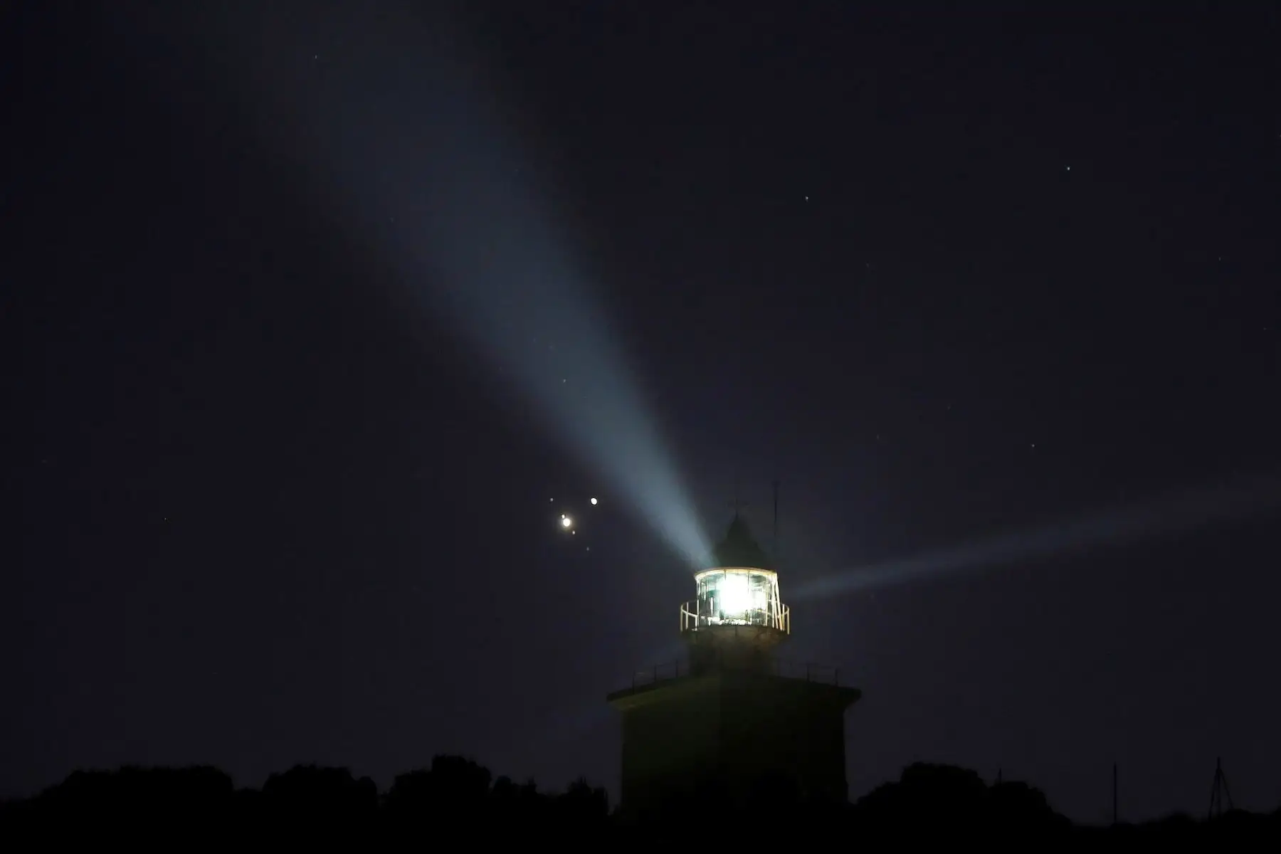 Júpiter y Saturno junto a sus lunas brillan ante el faro de Santa Pola en una conjunción planetaria que no se repetía desde hace 800 años. 
Foto: EFE