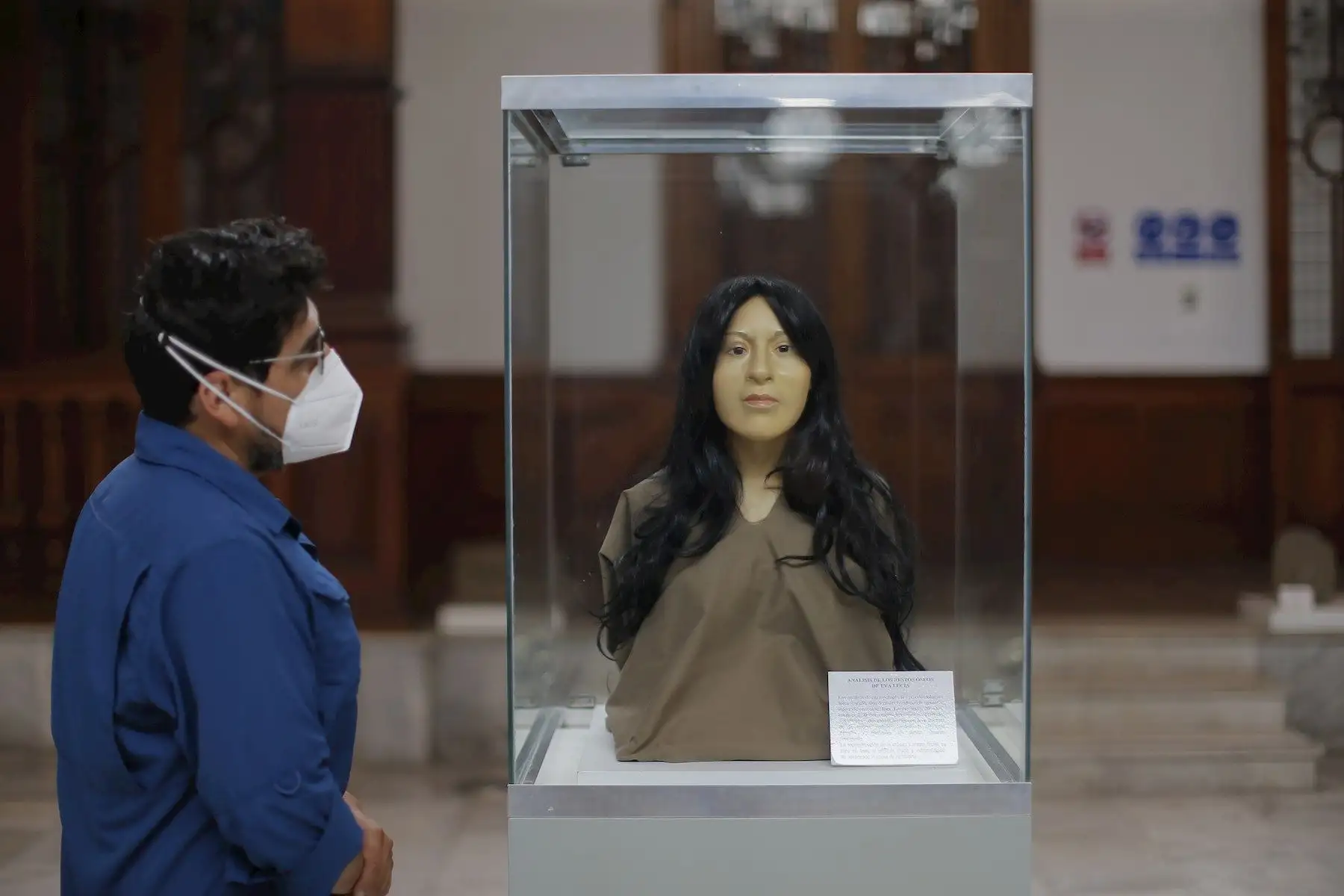 Un hombre observa la "dama de El Paraiso" expuesta en el Museo de Minerales Andrés del Castillo. Por 3.700 años, la "dama de El Paraíso", una mujer de alto estatus del Antiguo Perú, ha mantenido oculto su rostro hasta revelarlo ahora gracias a una innovadora reconstrucción hecha a partir de su cráneo y huesos que le ha vuelto a poner cara. 

Foto: EFE