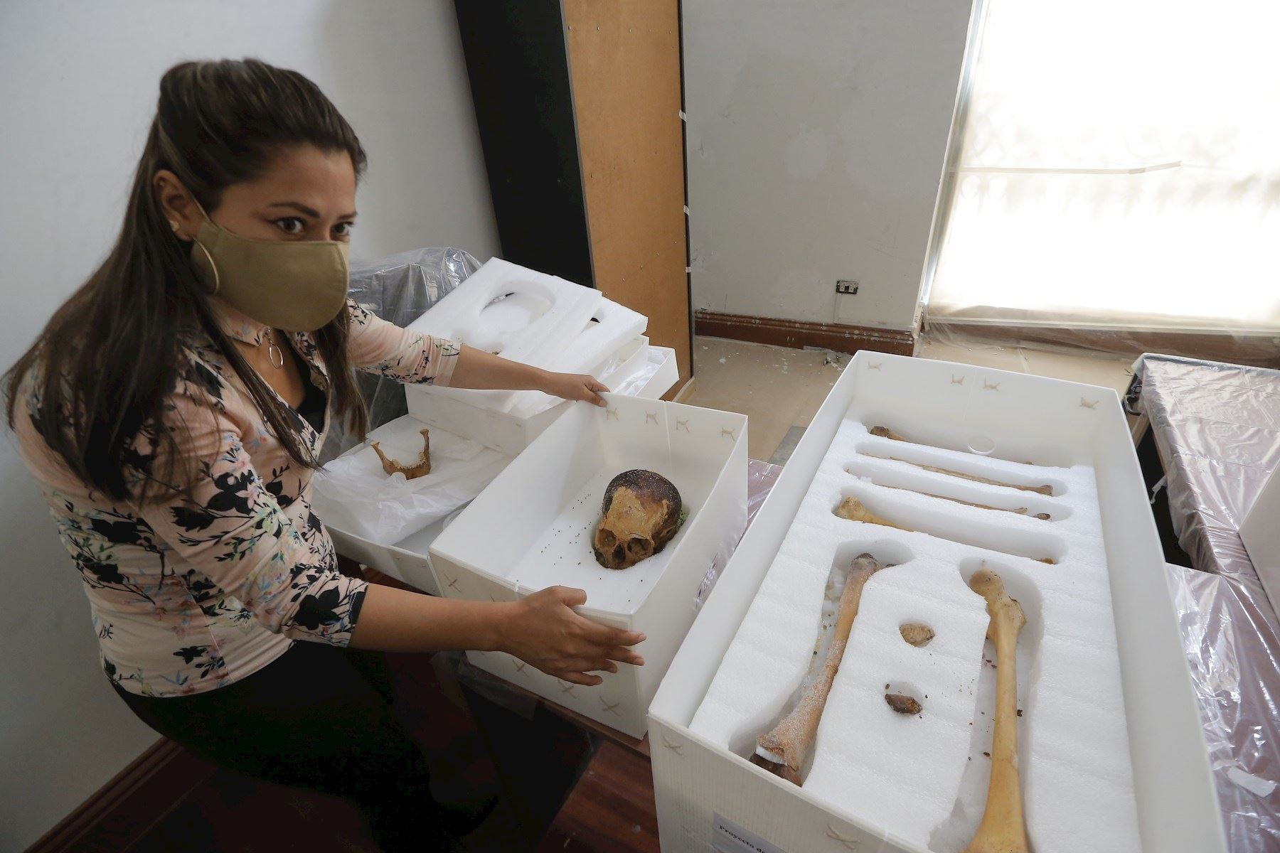 La arqueóloga y directora del proyecto de investigación de la zona arqueológica El paraíso en el Valle del Chillón, Dayana Carbonell, muestra los restos de la "dama de El Paraíso"

Foto:EFE