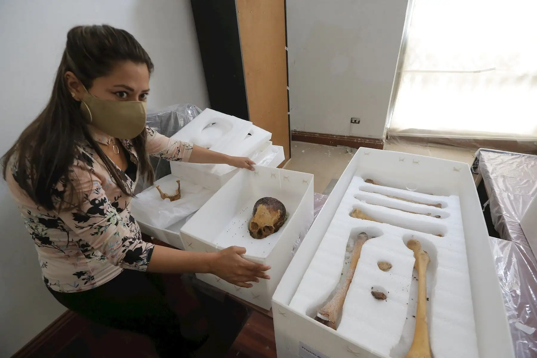 La arqueóloga y directora del proyecto de investigación de la zona arqueológica El paraíso en el Valle del Chillón, Dayana Carbonell, muestra los restos de la "dama de El Paraíso"

Foto:EFE