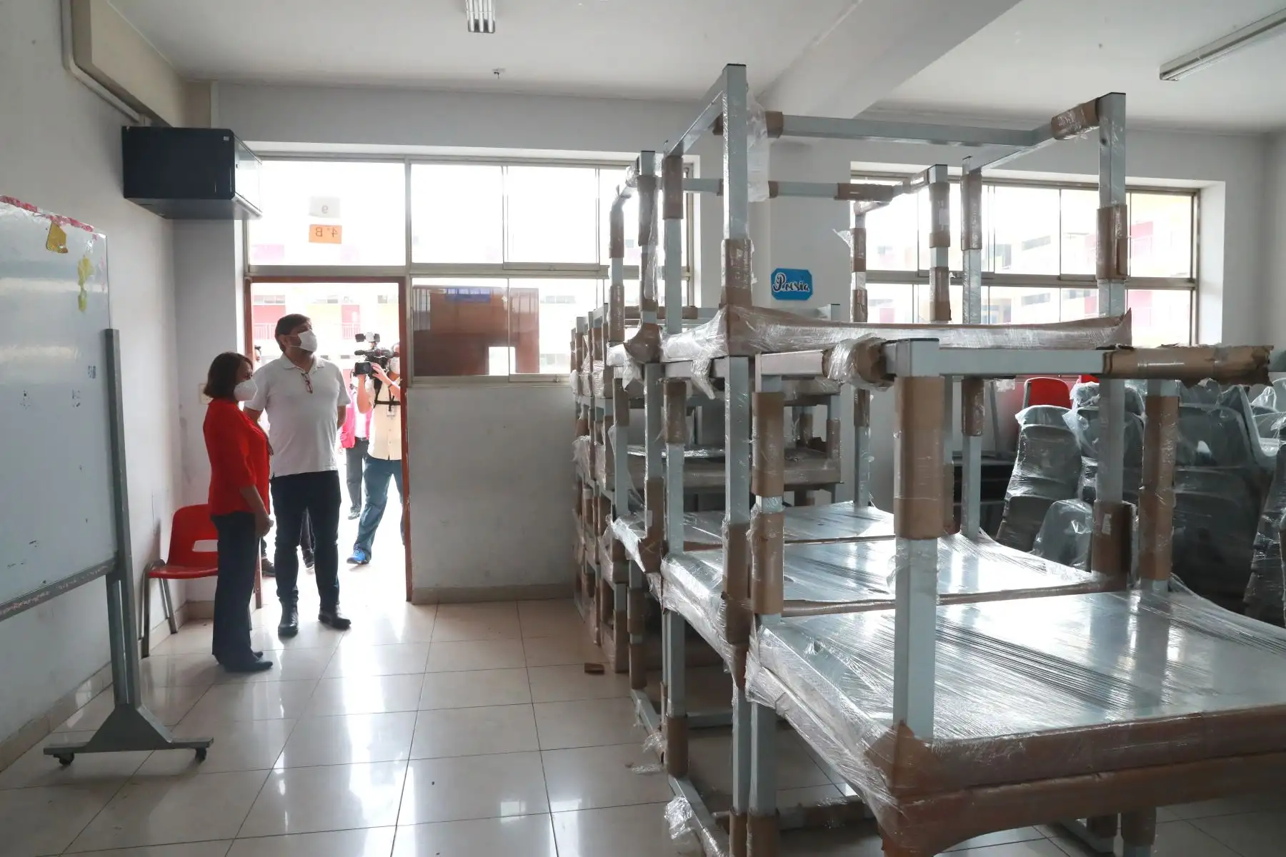 Durante la inspección de los servicios básicos del colegio Rosa de Santa María del Cercado de Lima, el titular de Educación precisó que para el mantenimiento de infraestructura y servicios básicos la transferencia a 54,114 colegios fue de 362 millones 958,699 soles. Foto: ANDINA/Carla Patiño Ramírez