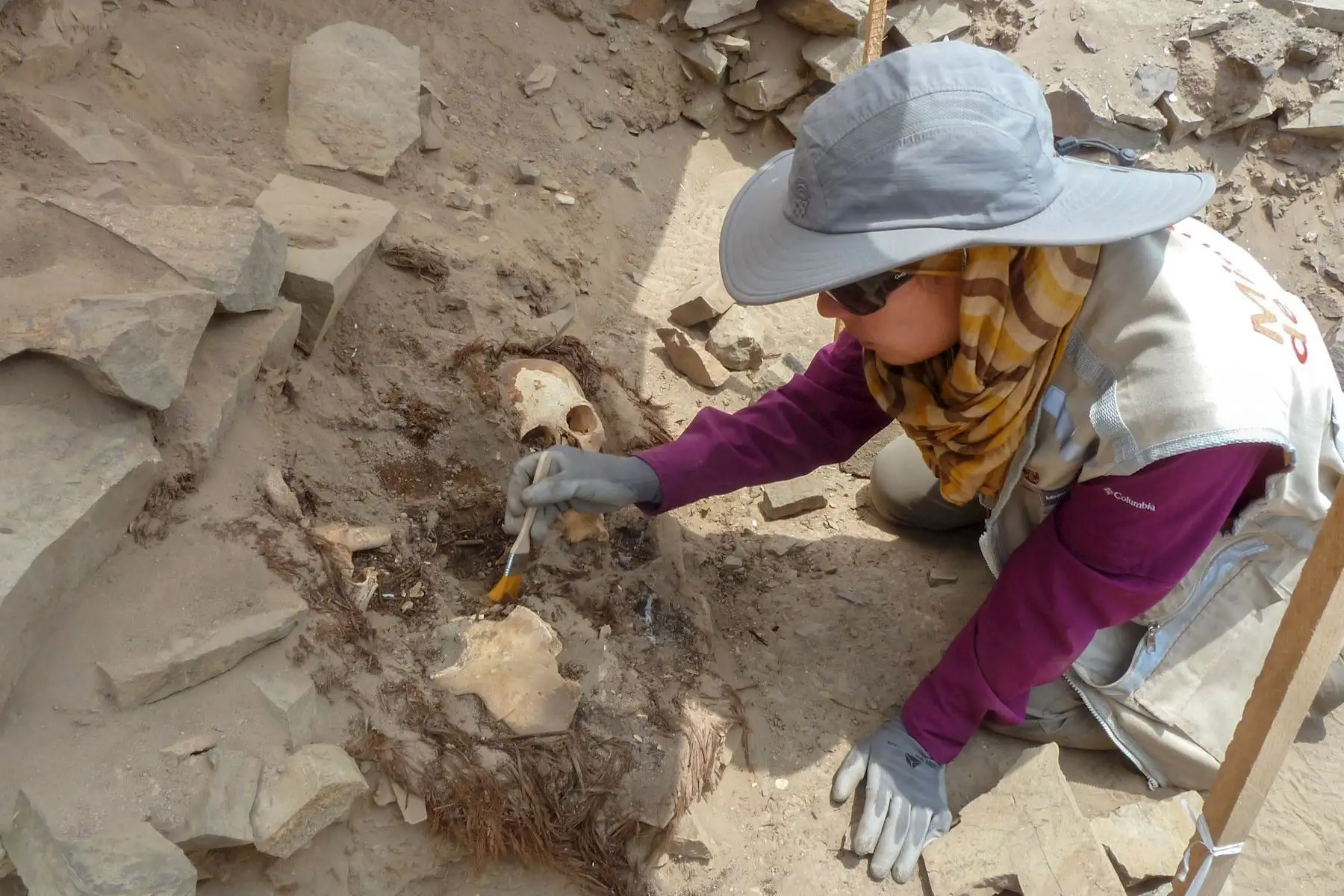 Arqueóloga y directora del proyecto de investigación de la zona arqueológica El paraíso en el Valle del Chillón, Dayana Carbonell, durante el descubrimiento de los restos de la "dama de El Paraíso". Por 3.700 años, la "dama de El Paraíso", una mujer de alto estatus del Antiguo Perú, ha mantenido oculto su rostro hasta revelarlo ahora gracias a una innovadora reconstrucción hecha a partir de su cráneo y huesos que le ha vuelto a poner cara.

Foto: EFE