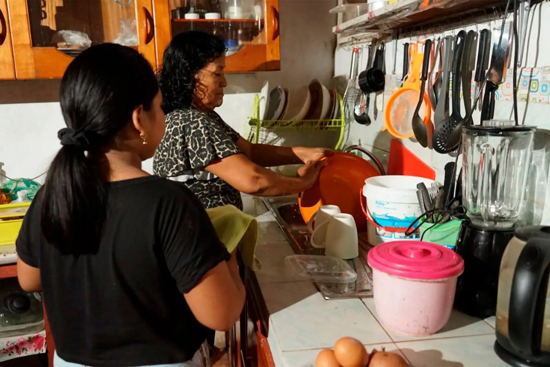 Entre marzo y octubre del 2020, 879 niñas, niños y adolescentes han sido dirigidos a un entorno familiar seguro. Es decir, viven con familias extensas de sangre, y si esto no es posible son acogidos en una familia que, sin tener ningún vínculo con ellos, los reciben en el seno de su hogar. Foto: ANDINA/Difusión