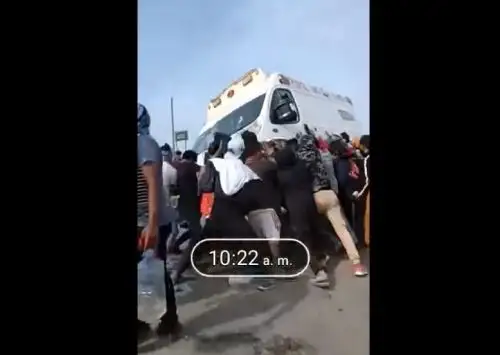 Vándalos atacan y queman ambulancia en la carretera Panamericana Sur, en la zona donde productores agroindustriales de Ica bloquean la vía.