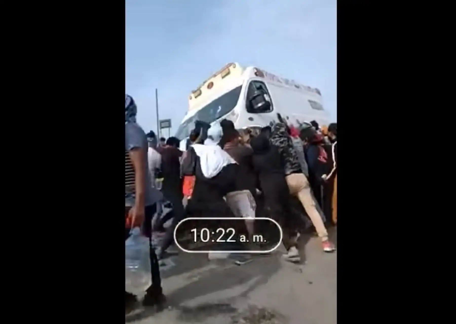 Vándalos atacan y queman ambulancia en la carretera Panamericana Sur, en la zona donde productores agroindustriales de Ica bloquean la vía.