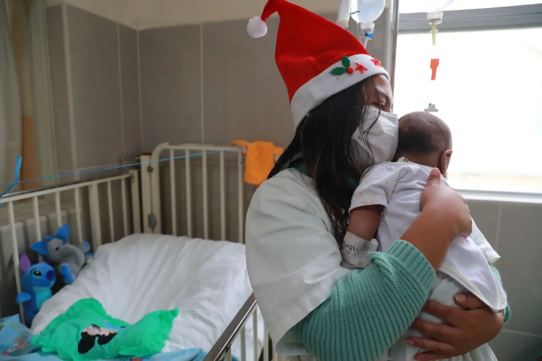 Médicos, enfermeras, padres de familia y personal del Instituto Nacional de Salud del Niño - Breña escenificaron la navidad para disfrute de los pequeños pacientes.

Foto: ANDINA/Carla Patiño