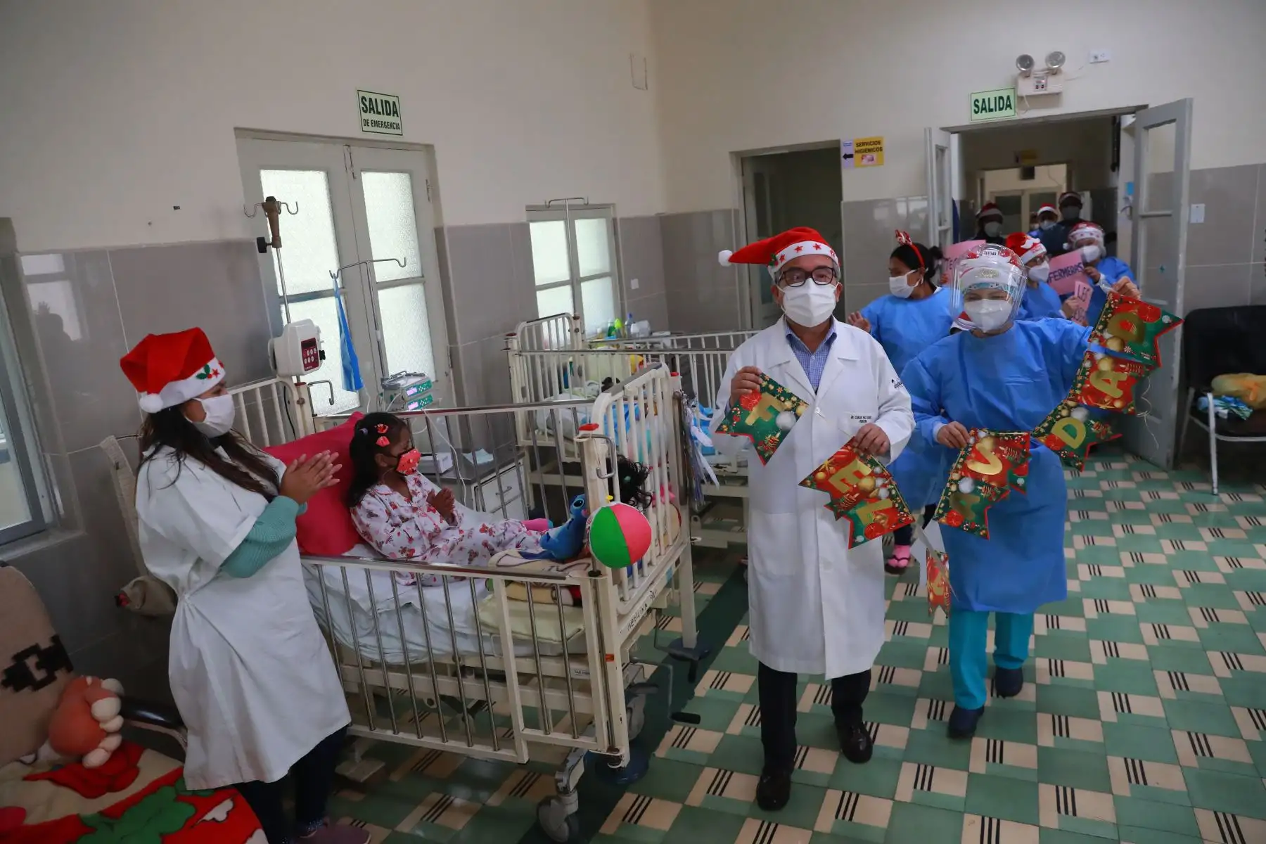 Médicos, enfermeras, padres de familia y personal del Instituto Nacional de Salud del Niño - Breña escenificaron la navidad para disfrute de los pequeños pacientes.

Foto: ANDINA/Carla Patiño