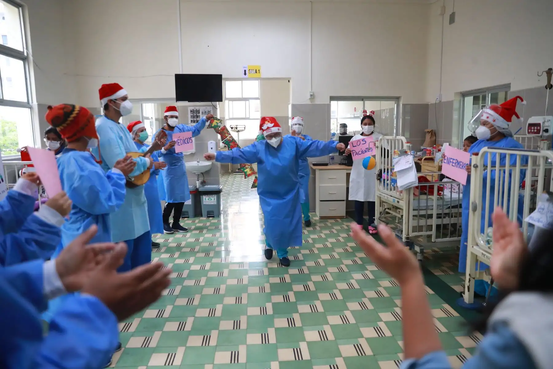 Médicos, enfermeras, padres de familia y personal del Instituto Nacional de Salud del Niño - Breña escenificaron la navidad para disfrute de los pequeños pacientes.

Foto: ANDINA/Carla Patiño