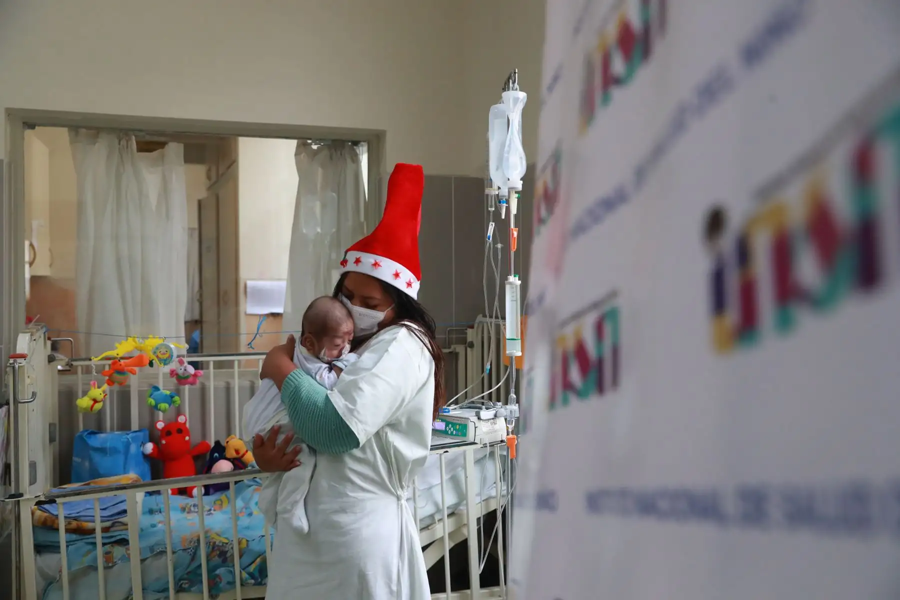Médicos, enfermeras, padres de familia y personal del Instituto Nacional de Salud del Niño - Breña escenificaron la navidad para disfrute de los pequeños pacientes.

Foto: ANDINA/Carla Patiño