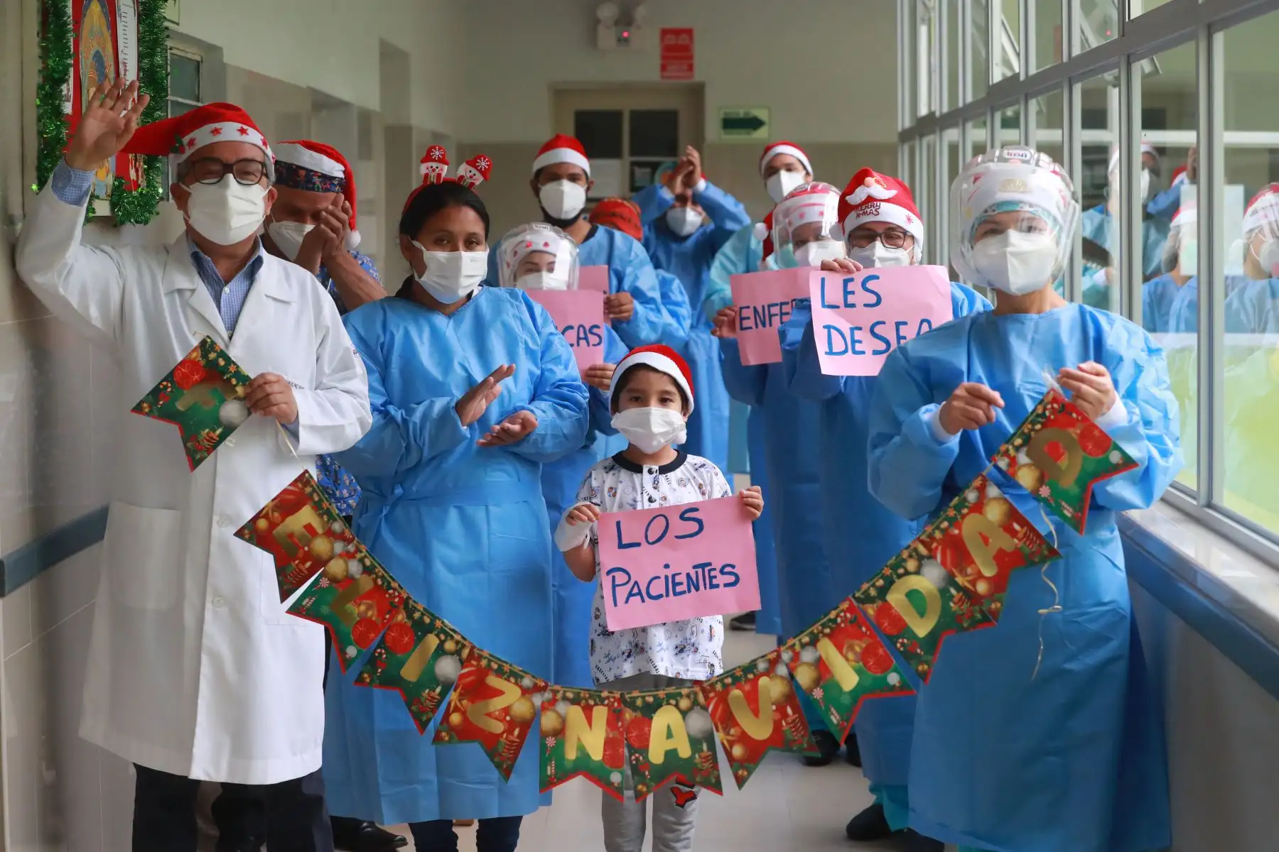 Médicos, enfermeras, padres de familia y personal del Instituto Nacional de Salud del Niño - Breña escenificaron la navidad para disfrute de los pequeños pacientes.

Foto: ANDINA/Carla Patiño