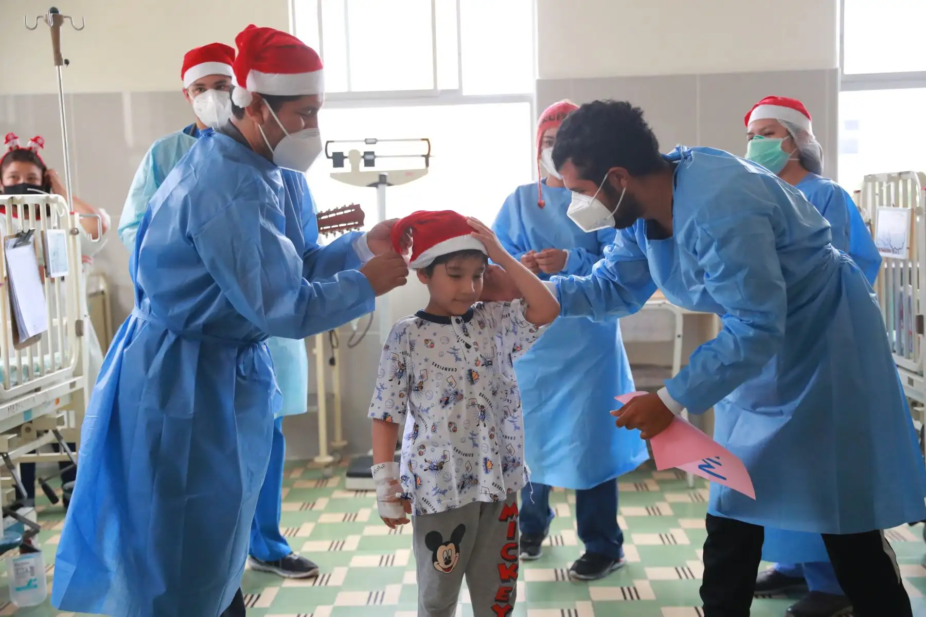 Médicos, enfermeras, padres de familia y personal del Instituto Nacional de Salud del Niño - Breña escenificaron la navidad para disfrute de los pequeños pacientes.

Foto: ANDINA/Carla Patiño
