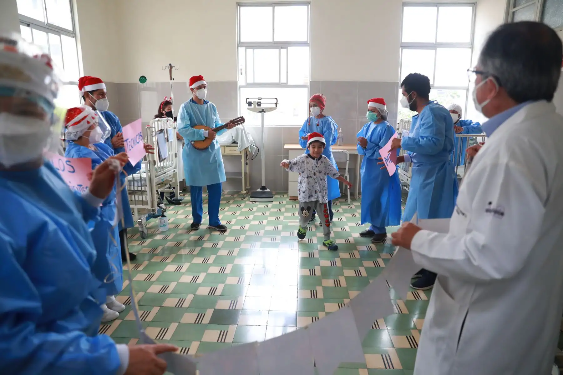 Médicos, enfermeras, padres de familia y personal del Instituto Nacional de Salud del Niño - Breña escenificaron la navidad para disfrute de los pequeños pacientes.

Foto: ANDINA/Carla Patiño