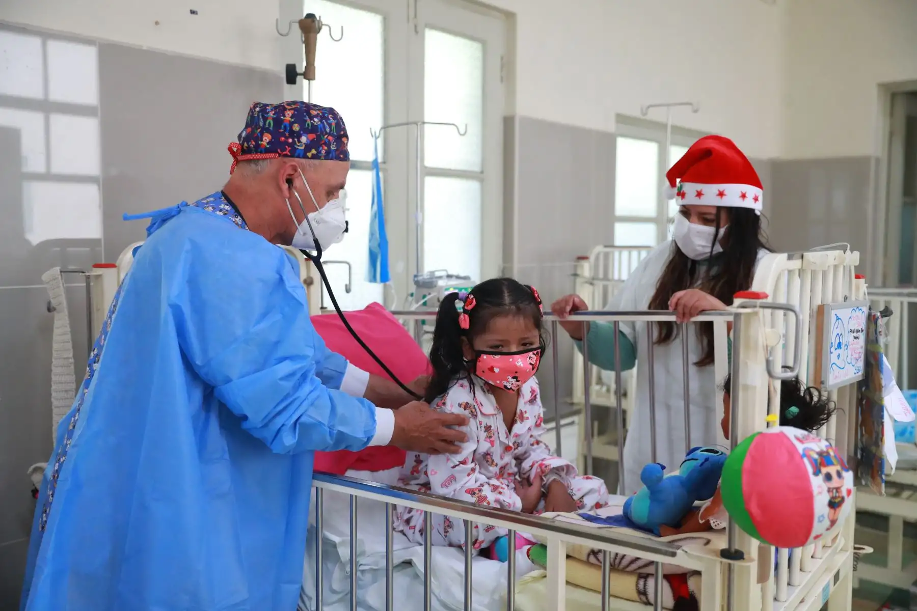 Médicos, enfermeras, padres de familia y personal del Instituto Nacional de Salud del Niño - Breña escenificaron la navidad para disfrute de los pequeños pacientes.

Foto: ANDINA/Carla Patiño