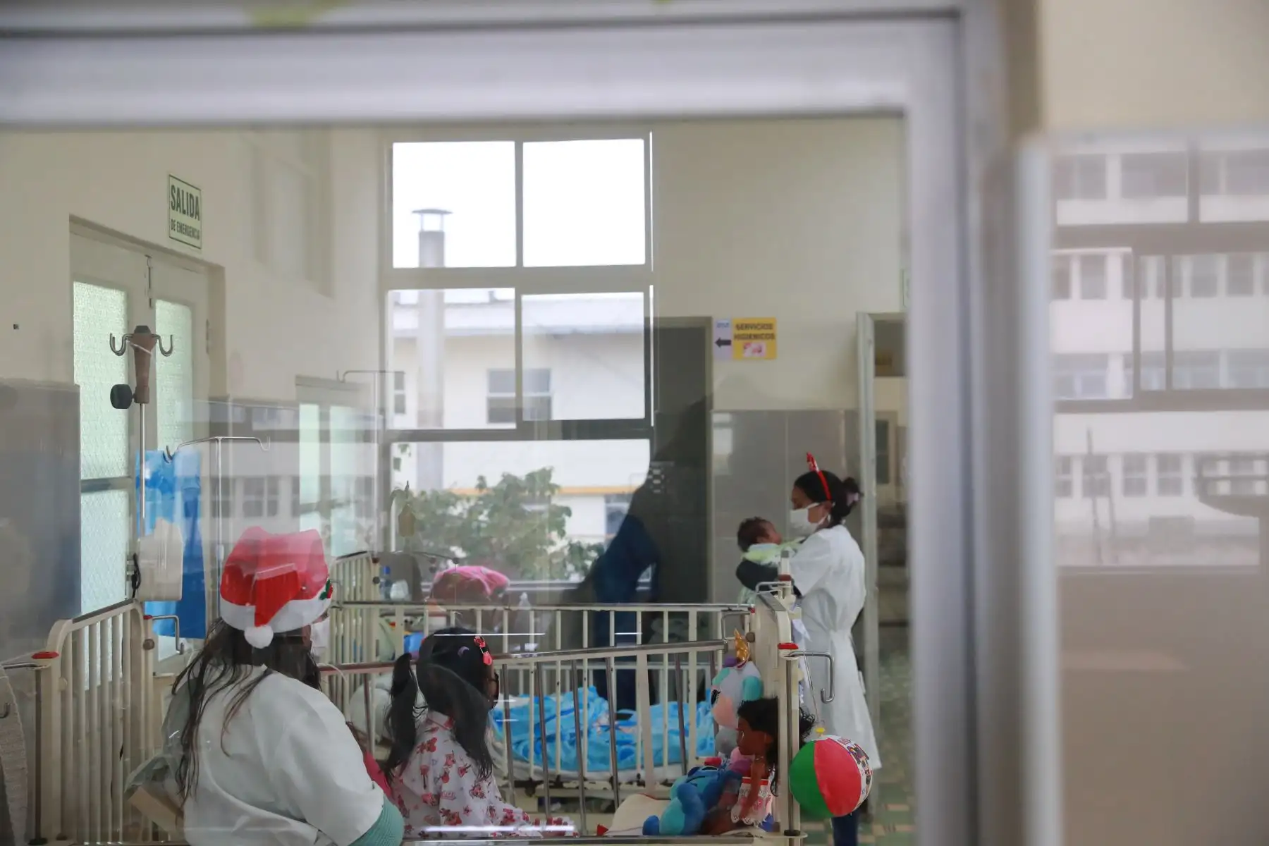Médicos, enfermeras, padres de familia y personal del Instituto Nacional de Salud del Niño - Breña escenificaron la navidad para disfrute de los pequeños pacientes.

Foto: ANDINA/Carla Patiño