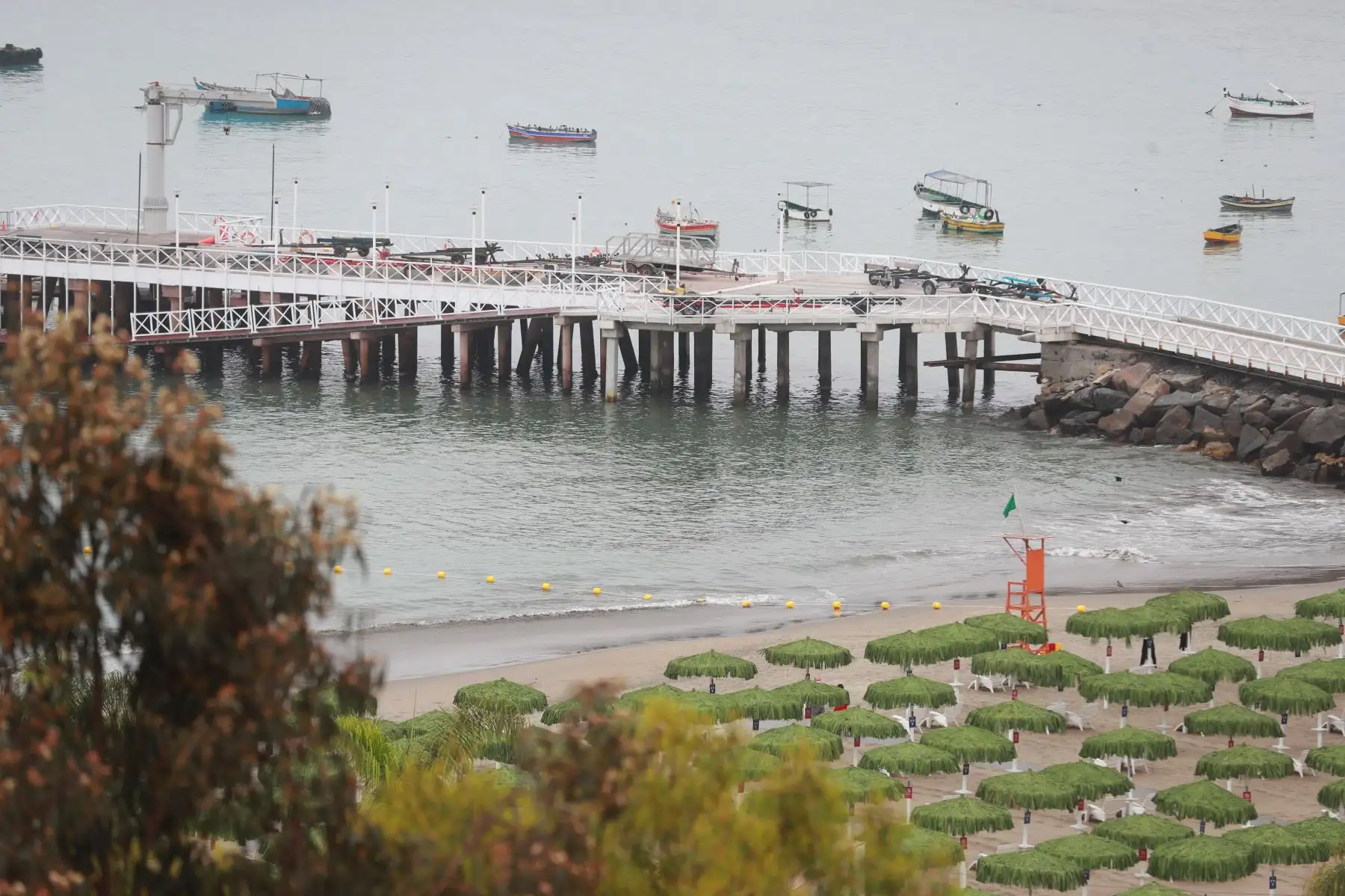 Playas de Lima permanecen cerradas y custodiadas por personal del Ejército y la Policía Nacional hasta el 4 de enero por disposición de las autoridades para evitar aglomeraciones y posibles contagios de covid-19.

Foto:ANDINA/ Carla Patiño