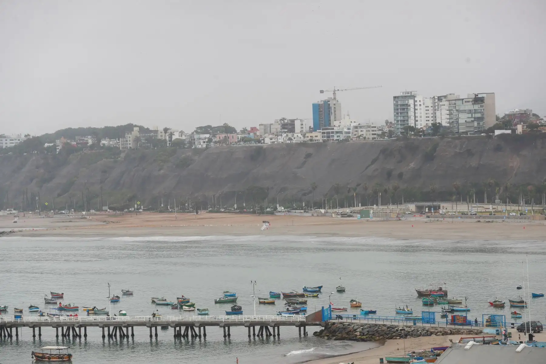 Playas de Lima permanecen cerradas y custodiadas por personal del Ejército y la Policía Nacional hasta el 4 de enero por disposición de las autoridades para evitar aglomeraciones y posibles contagios de covid-19.

Foto:ANDINA/ Carla Patiño