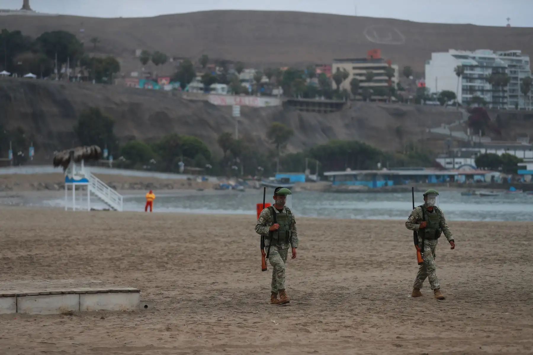 Playas de Lima permanecen cerradas y custodiadas por personal del Ejército y la Policía Nacional hasta el 4 de enero por disposición de las autoridades para evitar aglomeraciones y posibles contagios de covid-19.

Foto:ANDINA/ Carla Patiño
