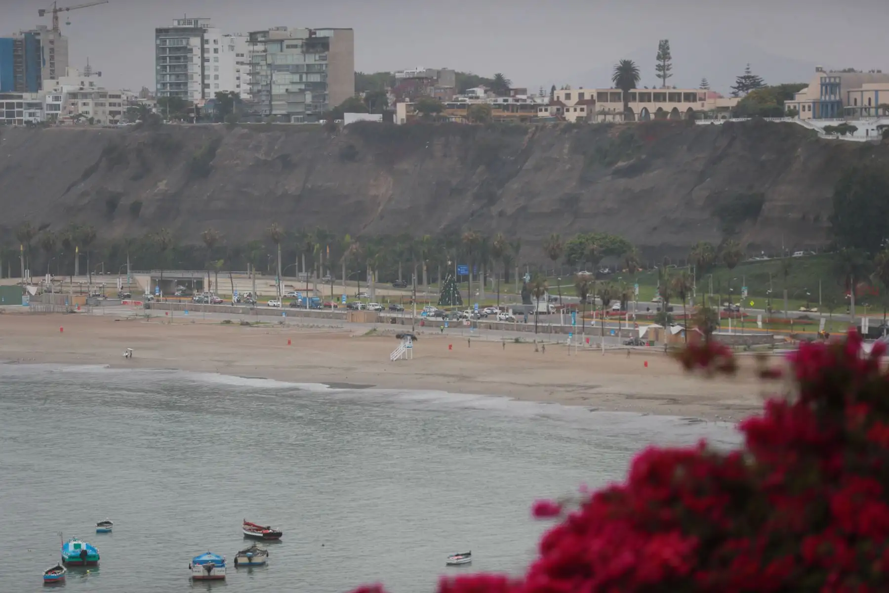 Playas de Lima permanecen cerradas y custodiadas por personal del Ejército y la Policía Nacional hasta el 4 de enero por disposición de las autoridades para evitar aglomeraciones y posibles contagios de covid-19.

Foto:ANDINA/ Carla Patiño