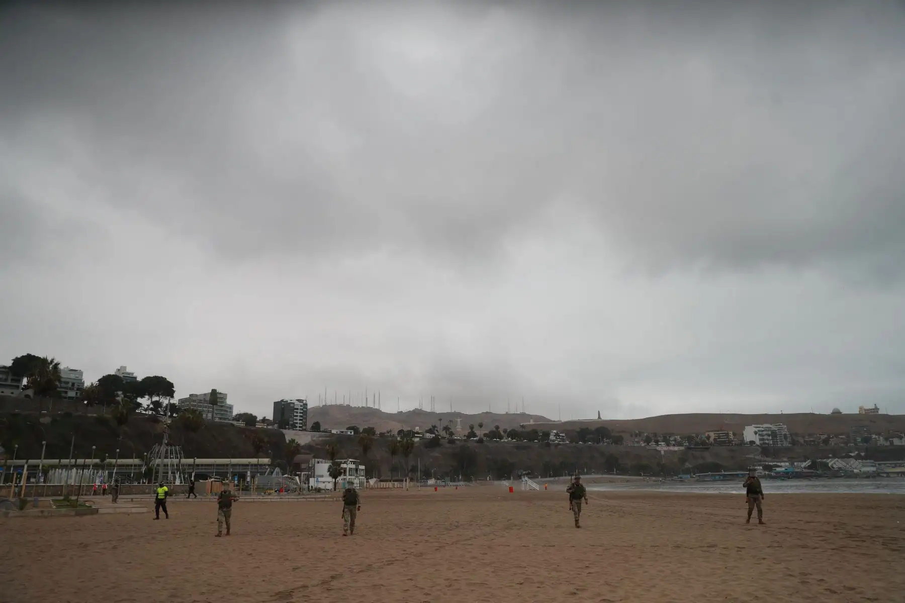 Playas de Lima permanecen cerradas y custodiadas por personal del Ejército y la Policía Nacional hasta el 4 de enero por disposición de las autoridades para evitar aglomeraciones y posibles contagios de covid-19.

Foto:ANDINA/ Carla Patiño