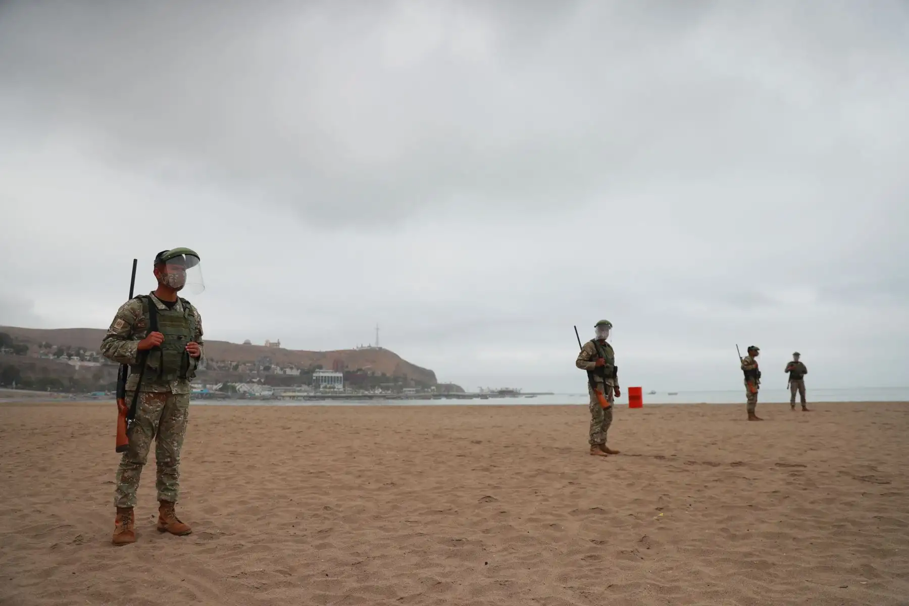 Playas de Lima permanecen cerradas y custodiadas por personal del Ejército y la Policía Nacional hasta el 4 de enero por disposición de las autoridades para evitar aglomeraciones y posibles contagios de covid-19.

Foto:ANDINA/ Carla Patiño