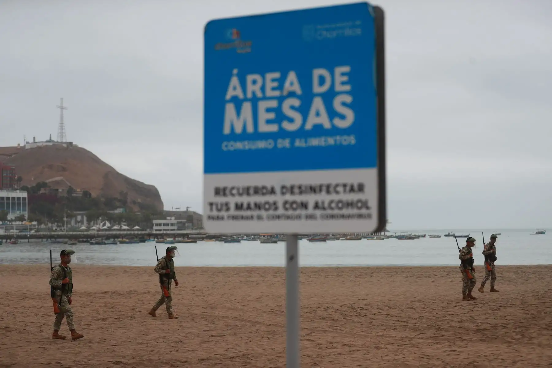 Playas de Lima permanecen cerradas y custodiadas por personal del Ejército y la Policía Nacional hasta el 4 de enero por disposición de las autoridades para evitar aglomeraciones y posibles contagios de covid-19.

Foto:ANDINA/ Carla Patiño