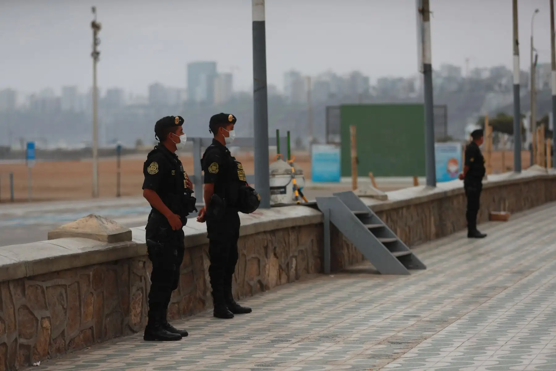 Playas de Lima permanecen cerradas y custodiadas por personal del Ejército y la Policía Nacional hasta el 4 de enero por disposición de las autoridades para evitar aglomeraciones y posibles contagios de covid-19.

Foto:ANDINA/ Carla Patiño