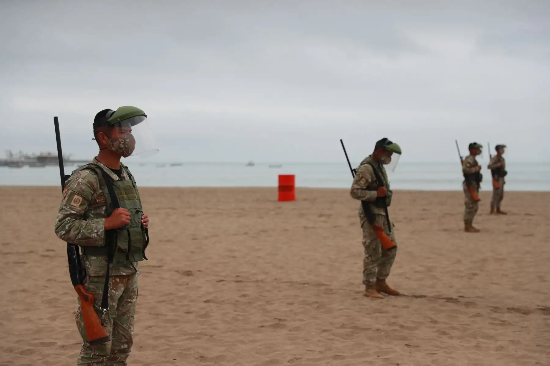 Playas de Lima permanecen cerradas y custodiadas por personal del Ejército y la Policía Nacional hasta el 4 de enero por disposición de las autoridades para evitar aglomeraciones y posibles contagios de covid-19.

Foto:ANDINA/ Carla Patiño