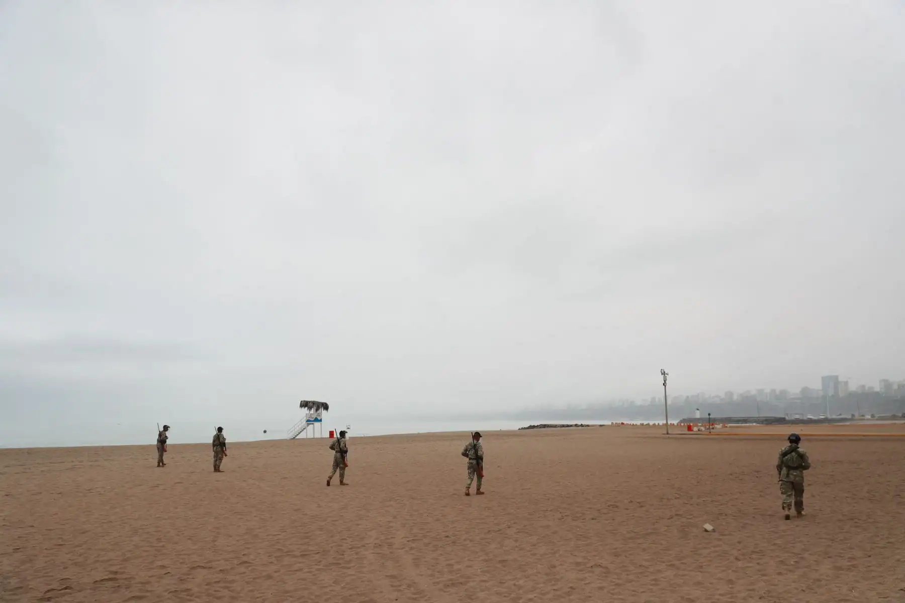 Playas de Lima permanecen cerradas y custodiadas por personal del Ejército y la Policía Nacional hasta el 4 de enero por disposición de las autoridades para evitar aglomeraciones y posibles contagios de covid-19.

Foto:ANDINA/ Carla Patiño
