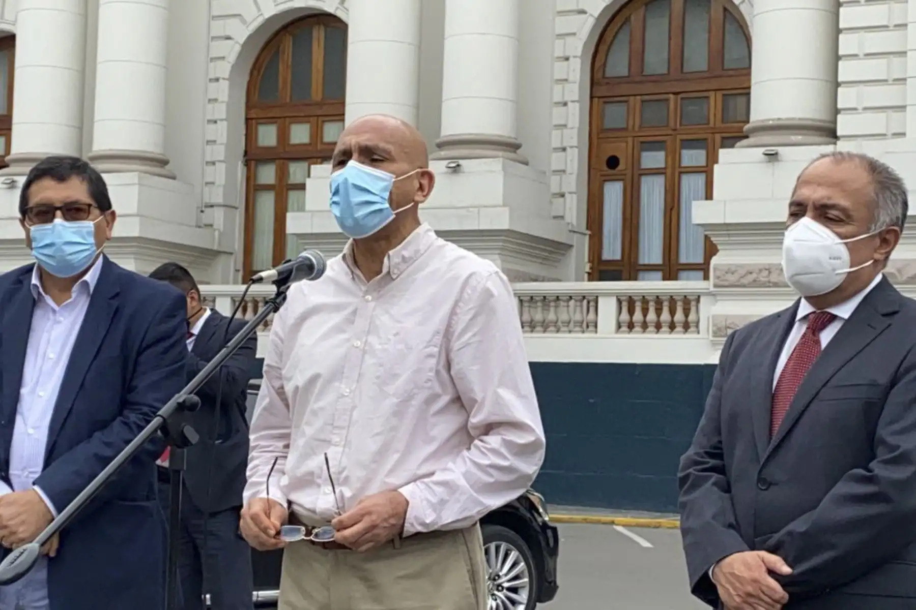Ministro de Economía y Finanzas, Waldo Mendoza, junto a ministros de Trabajo y Agricultura, brindan declaraciones tras su participación en sesión de la Comisión de Economía del Congreso, donde se debate la ley agraria.
Foto: Twitter