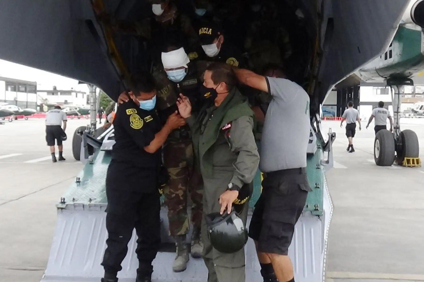 Se realizó la evacuación aeromédica de 24 efectivos policiales que resultaron heridos en las manifestaciones realizadas a la altura del km 273 de la Panamericana Sur, en Ica. Fueron trasladados a la ciudad de Lima para el tratamiento especializado.
Foto: PNP