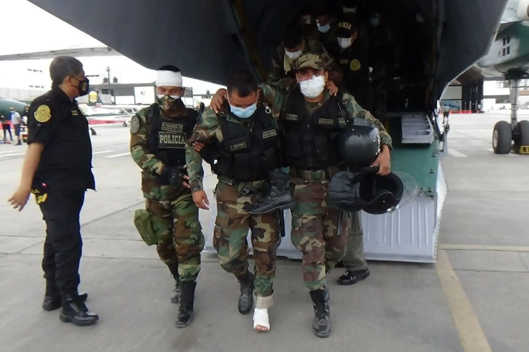 Se realizó la evacuación aeromédica de 24 efectivos policiales que resultaron heridos en las manifestaciones realizadas a la altura del km 273 de la Panamericana Sur, en Ica. Fueron trasladados a la ciudad de Lima para el tratamiento especializado.
Foto: PNP