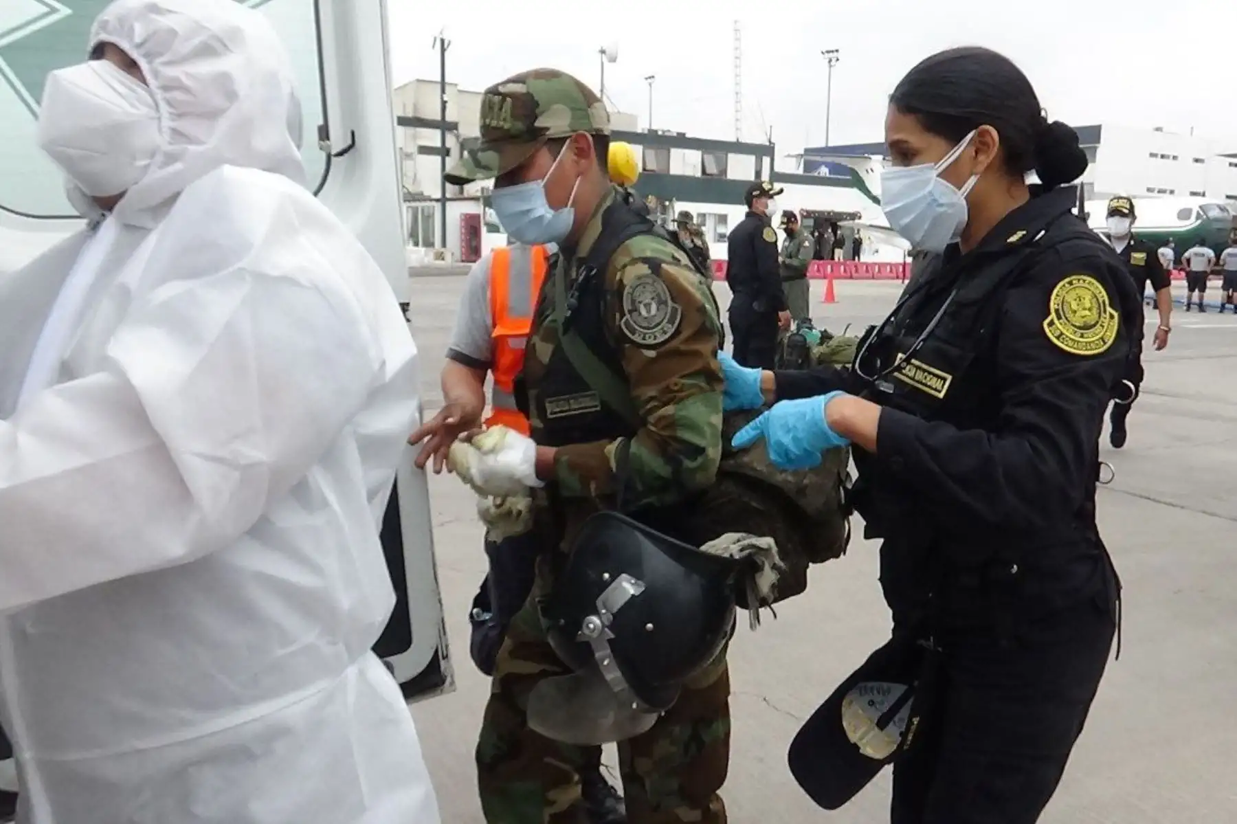 Se realizó la evacuación aeromédica de 24 efectivos policiales que resultaron heridos en las manifestaciones realizadas a la altura del km 273 de la Panamericana Sur, en Ica. Fueron trasladados a la ciudad de Lima para el tratamiento especializado.
Foto: PNP