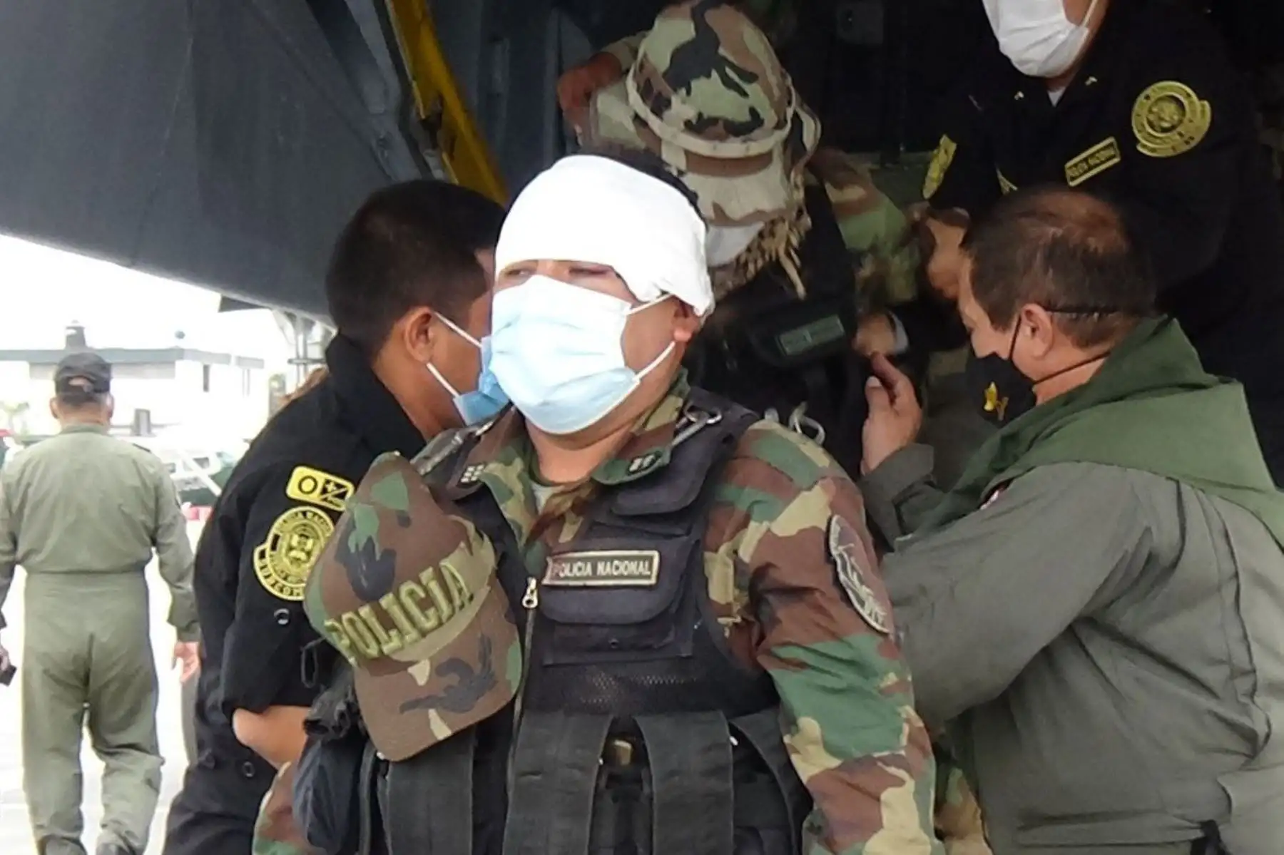 Se realizó la evacuación aeromédica de 24 efectivos policiales que resultaron heridos en las manifestaciones realizadas a la altura del km 273 de la Panamericana Sur, en Ica. Fueron trasladados a la ciudad de Lima para el tratamiento especializado.
Foto: PNP