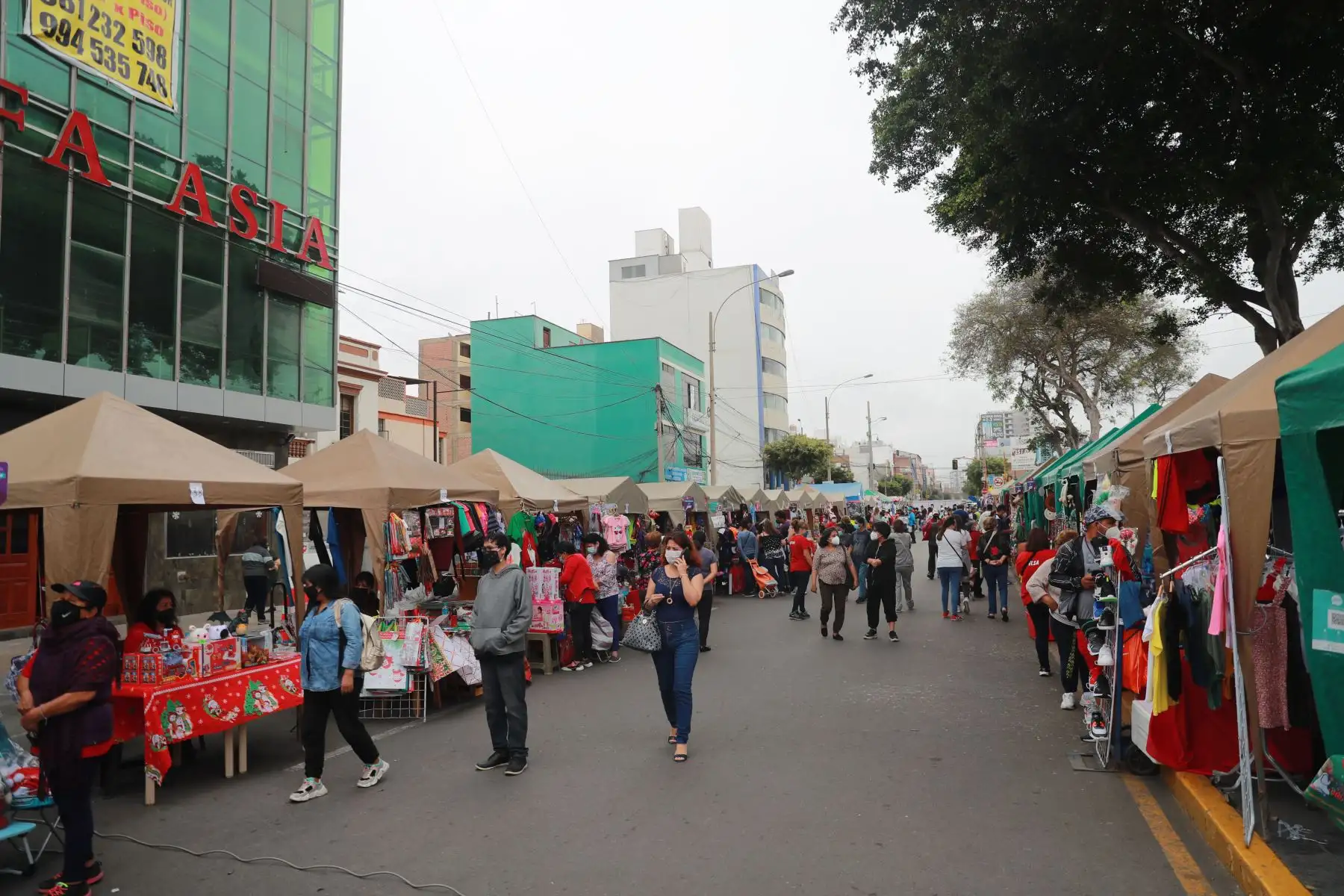 Limeños hacen sus compras navideñas en víspera de las fiestas de fin de año, en los distritos de Miraflores y Magdalena.
Foto: ANDINA/Carla Patiño Ramírez