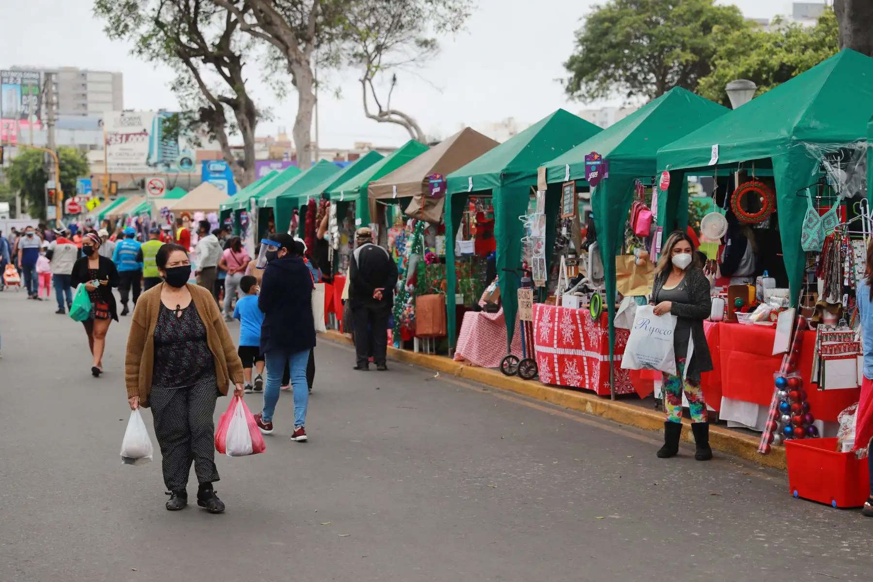 Limeños hacen sus compras navideñas en víspera de las fiestas de fin de año, en los distritos de Miraflores y Magdalena.
Foto: ANDINA/Carla Patiño Ramírez